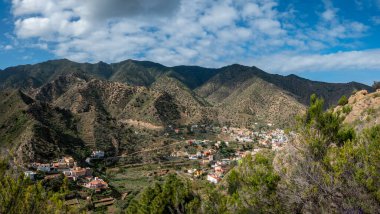 La Gomera 'da orta büyüklükteki Vallehermoso kasabası