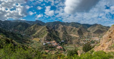 La Gomera 'da orta büyüklükteki Vallehermoso kasabası
