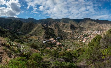 La Gomera 'da orta büyüklükteki Vallehermoso kasabası