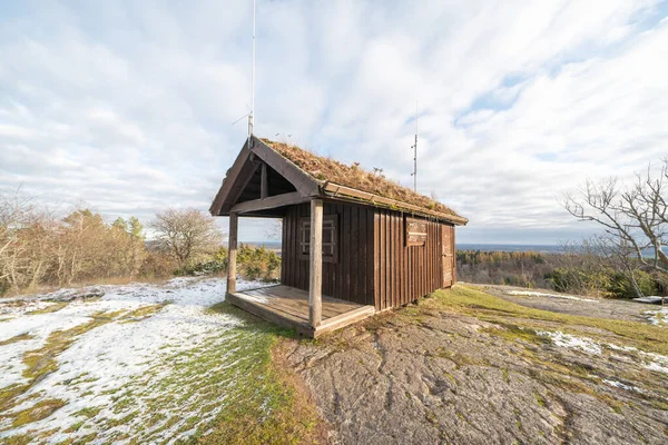 Odeshog Švédsko Listopadu 2019 Malá Hnědá Kabina Rádiovými Stožáry Travnatou — Stock fotografie