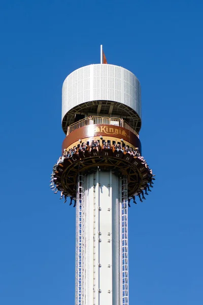 Nöjesparken Linnanmaki, Kingi freefall tower ride — Stockfoto