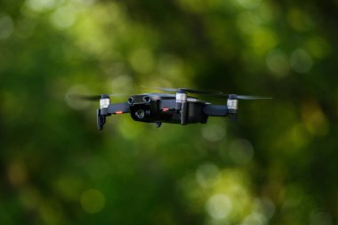 Havada yüzen siyah dron, yeşil arkaplan