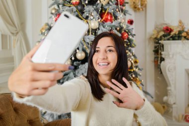 Kız video çekiyor, yayınlıyor, Noel 'de blog yazıyor.