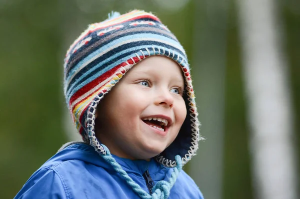 Счастливый веселый улыбающийся мальчик с голубыми глазами, в шляпе — стоковое фото