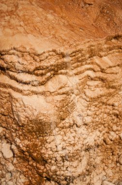 Gudauri, Gürcistan'daki pınarlardan demirile maden kırmızısu