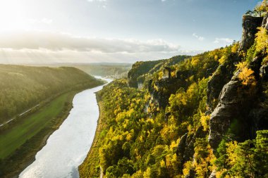 Bastei Köprüsü 'nden Elbe Nehri ve Kum Taşı Dağları, Almanya