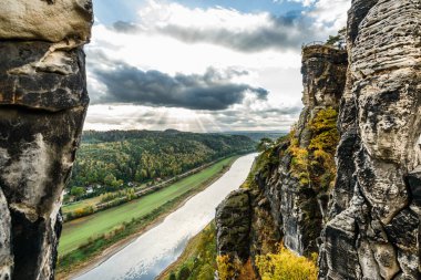Bastei Köprüsü 'nden Elbe Nehri ve Kum Taşı Dağları, Almanya