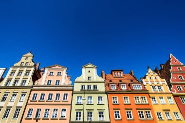 Renkli evler, mavi gökyüzü, Solny Square, Wroclaw, Polonya. Anlaşıldı. 