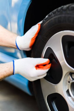 sürücü lastiklerde hava basıncı nı kontrol yakın