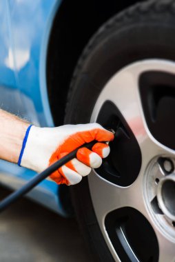 sürücü lastiklerde hava basıncı nı kontrol yakın