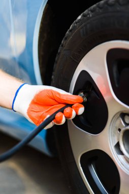 sürücü lastiklerde hava basıncı nı kontrol yakın