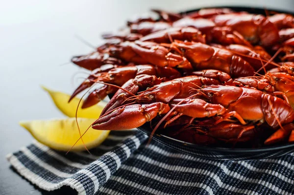 Cangrejo rojo con limón sobre mesa de madera oscura —  Fotos de Stock