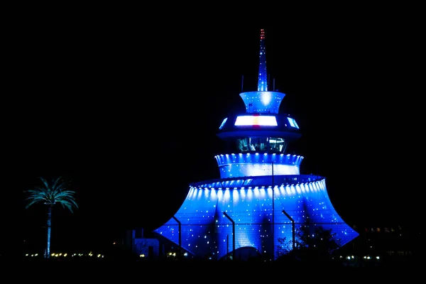 Vista notturna della moderna torre di controllo illuminata, Batumi A — Foto Stock