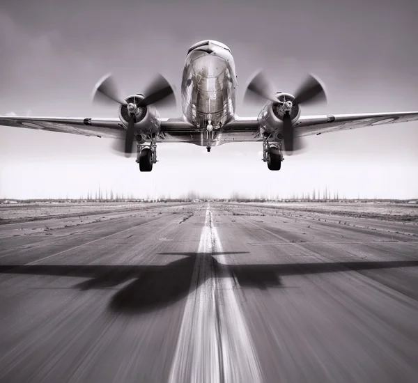 Het opstijgen van een vliegtuig — Stockfoto