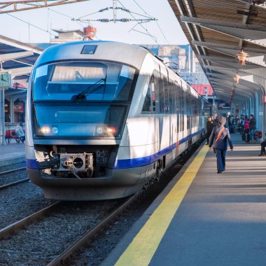 bir platform üzerinde tren