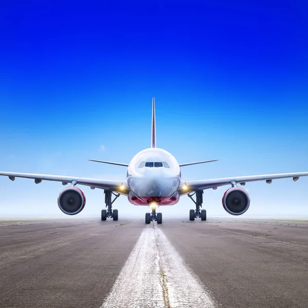 Passagierflugzeug auf der Landebahn — Stockfoto