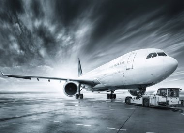 Uçağın gökyüzüne karşı