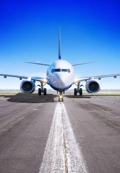 Airplane on a runway — Stock Photo, Image