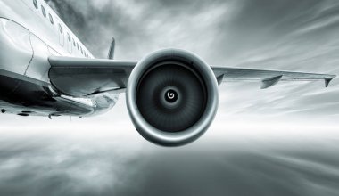 ailiner bulutlar arasında