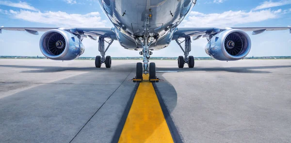 Passagierflugzeug auf einem Flugplatz — Stockfoto