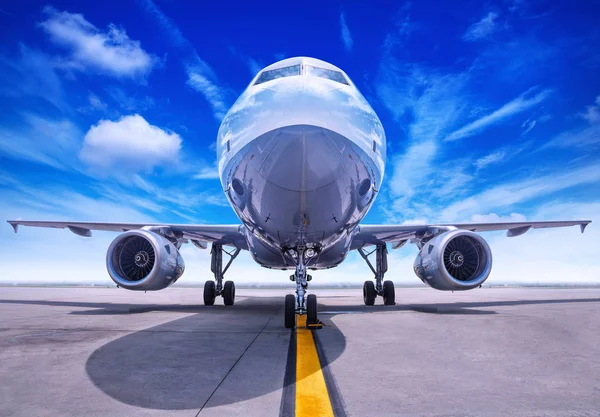 Flugzeug gegen den Himmel — Stockfoto