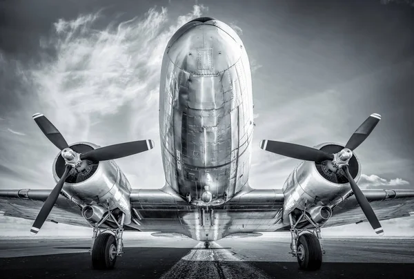 Repülőgép az égen ellen — Stock Fotó