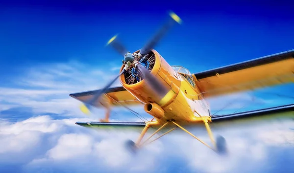 오래 된 오렌지 복 엽 비행기 — 스톡 사진