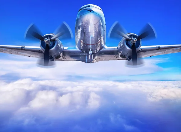 오래 된 비행기 aginst 푸른 하늘 — 스톡 사진