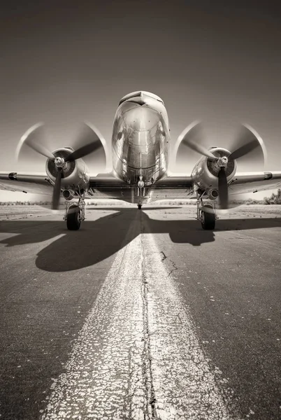 Historic Aircraft Waiting Take Runway — Stock Photo, Image