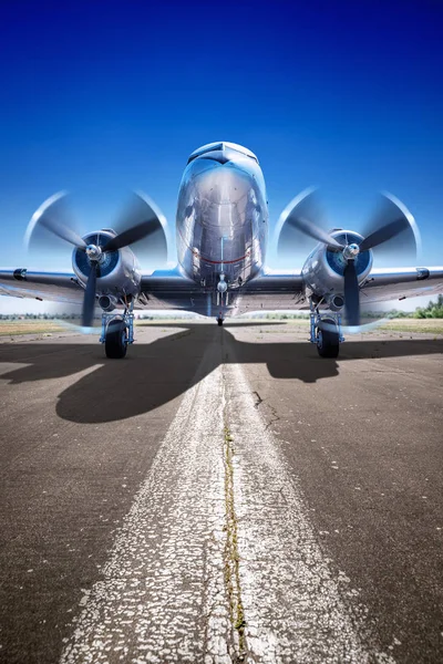 Avião Histórico Está Esperando Para Decolar Uma Pista — Fotografia de Stock