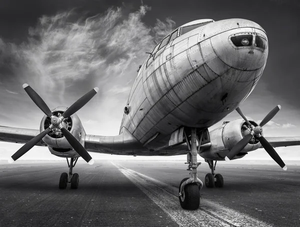 历史飞机在跑道上等待起飞 — 图库照片