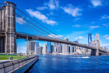 Brooklyn Köprüsü'nün önünde manhattan, new york