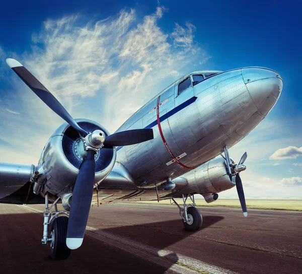 Bir Pist Üzerinde Tarihsel Uçak Almak Için Kapalı Bekliyor — Stok fotoğraf