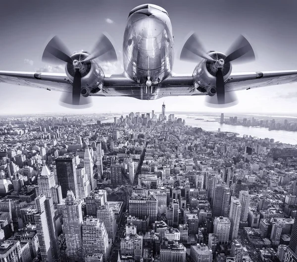 Manhattan Gökyüzünde Tarihi Uçak — Stok fotoğraf