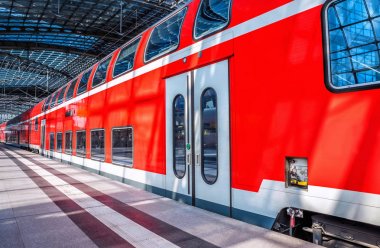 bir tren istasyonu platformu üzerinde kırmızı tren