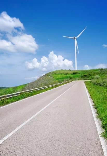 绿色草地上的风力涡轮机 — 图库照片
