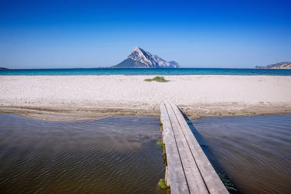 Piękna Plaża Przeciw Błękitne Niebo — Zdjęcie stockowe