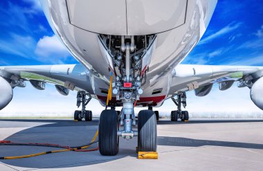 Modern bir uçağın iniş takımları