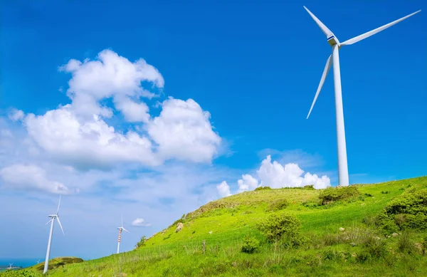 在一片草地上的风力发电机组 — 图库照片
