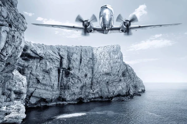 Historyczny Samolotem Nad Morzem — Zdjęcie stockowe
