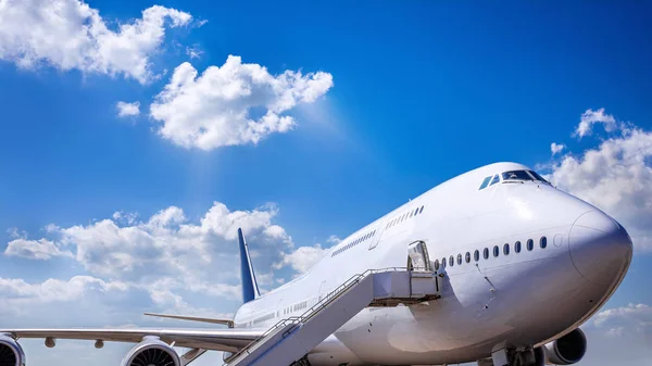 Jumbo Jet Moderno Contra Cielo Azul —  Fotos de Stock