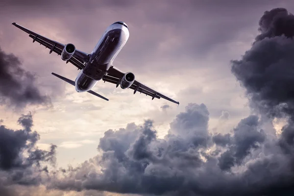 Avião Moderno Entre Nuvens Dramáticas — Fotografia de Stock