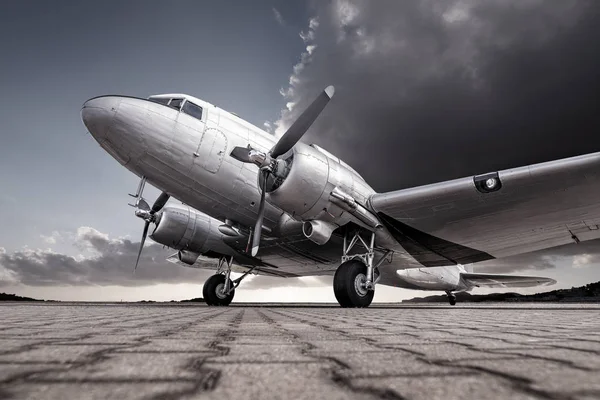 Lage Hoek Opname Van Een Historisch Vliegtuig — Stockfoto