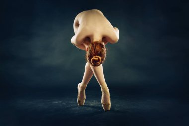 Genç balerin kameraya poz veriyor.