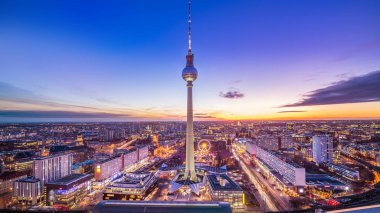 gün batımı sırasında merkezi Berlin'de panoramik görünümü