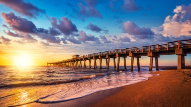 Gün batımında Venedik 'in ünlü rıhtımı, Florida