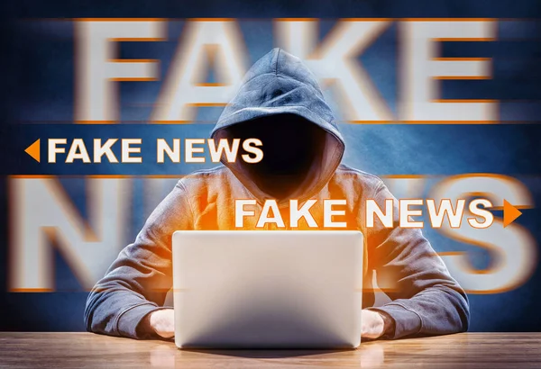 Hacker Que Difunde Noticias Falsas Desde Una Computadora — Foto de Stock