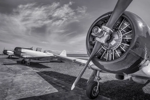 Történelmi Repülőgépek Egy Repülőtéren — Stock Fotó