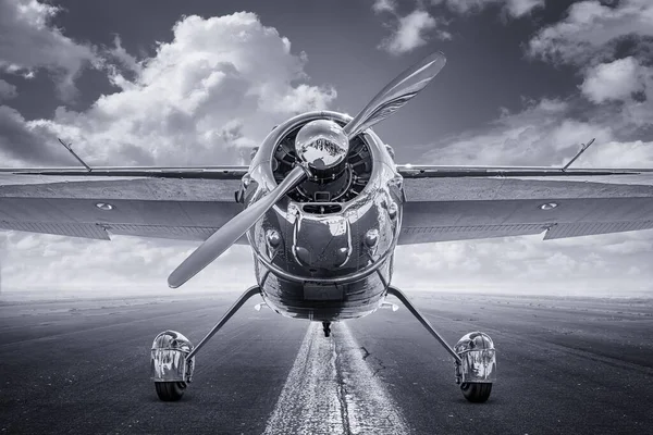 Historisches Flugzeug Wartet Auf Der Landebahn Auf Den Start — Stockfoto