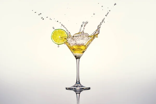 Cocktailglas Mit Limetten Und Spritzern — Stockfoto